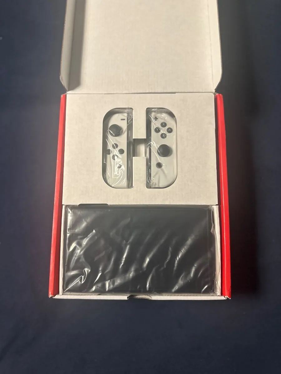 Nintendo Switch Oled (White joycons) 64GB - Image 3