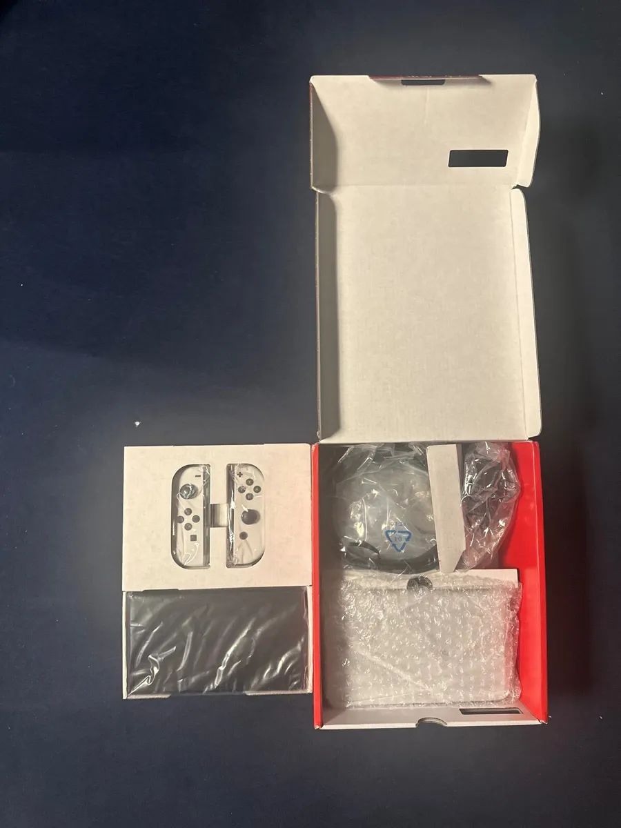 Nintendo Switch Oled (White joycons) 64GB - Image 4