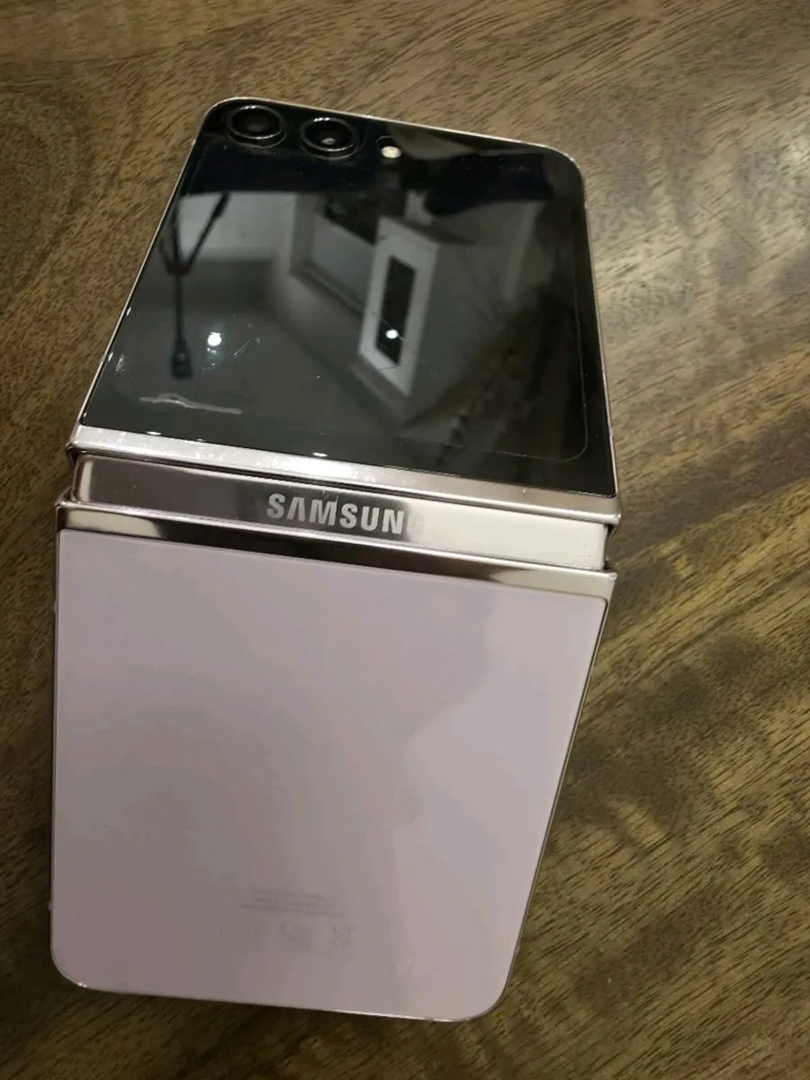 Samsung Galaxy Z Flip 5 - 256 GB - Pink - Image 2
