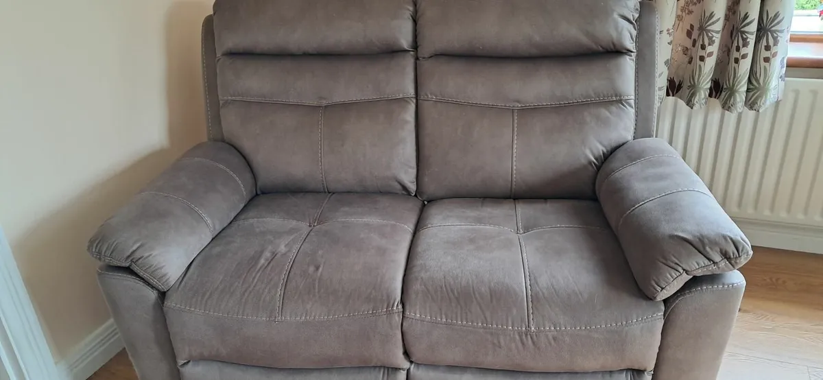 Three piece suite - Image 1