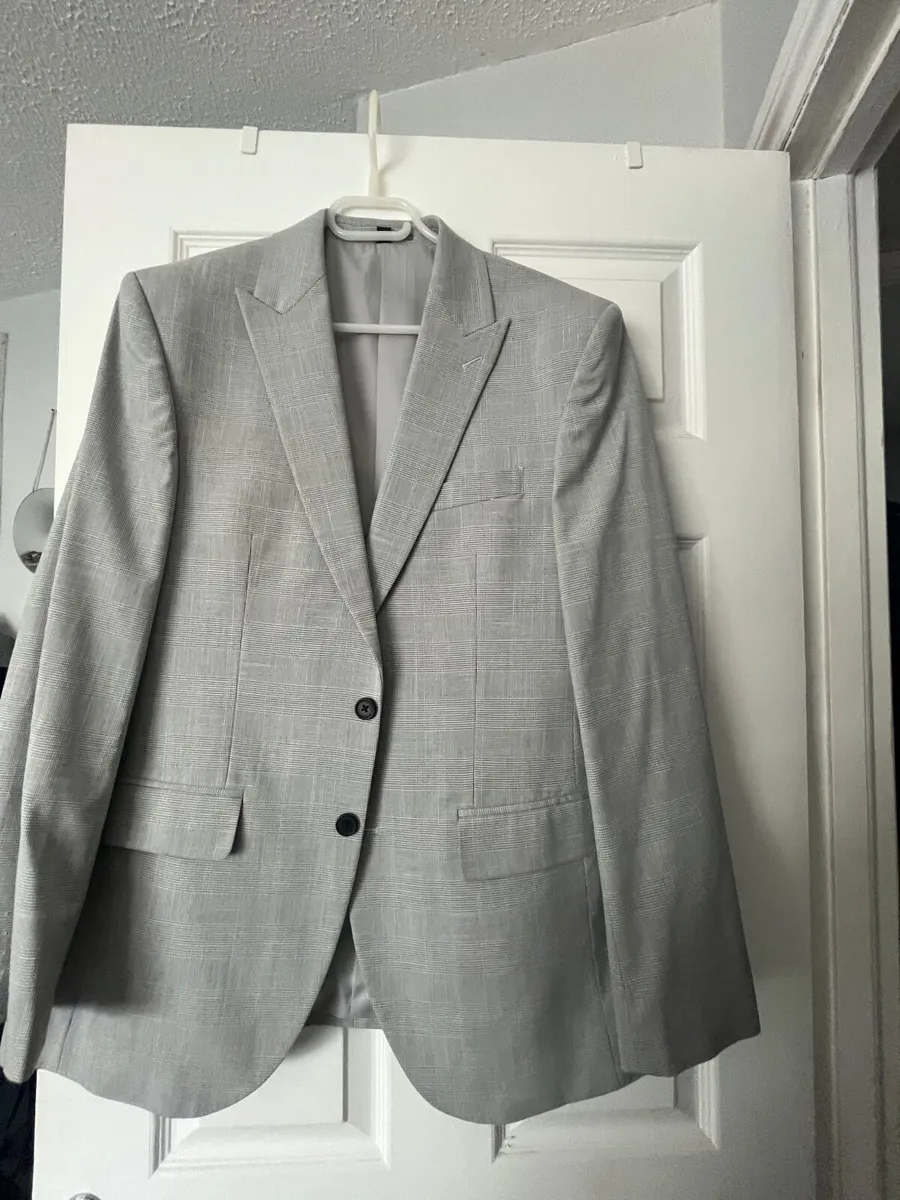 Man’s suit - Image 1
