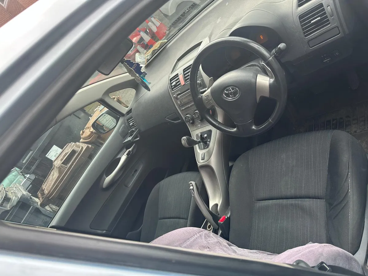 Automatic Toyota Auris 2008 - Image 4