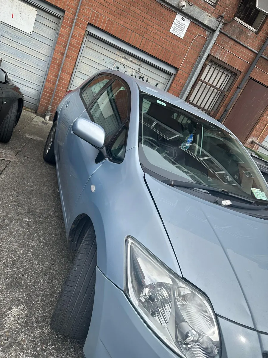 Automatic Toyota Auris 2008 - Image 2