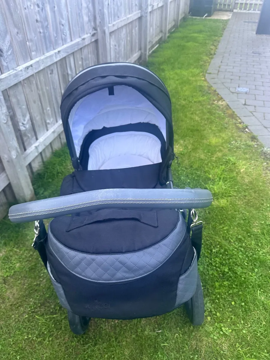 Childs 3 in 1 travel system - Image 2