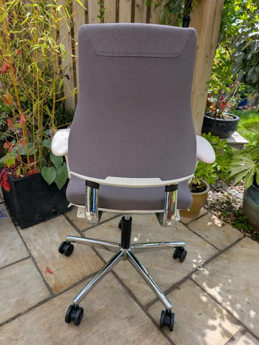 Ergonomic office chair - Image 4