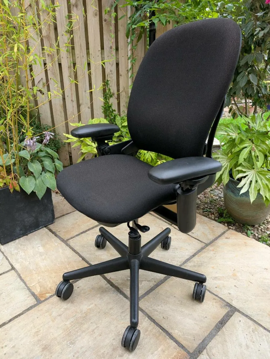 Ergonomic office chair - Image 1