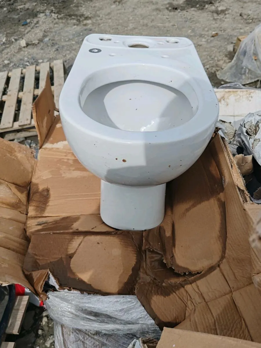 Toilet new toilet and washing hands basin - Image 1
