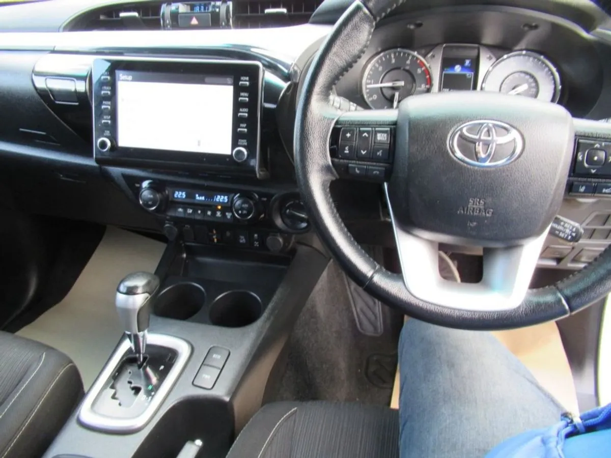 Toyota HiLux 2.4 D-4d Invincible X Styling Pickup - Image 4