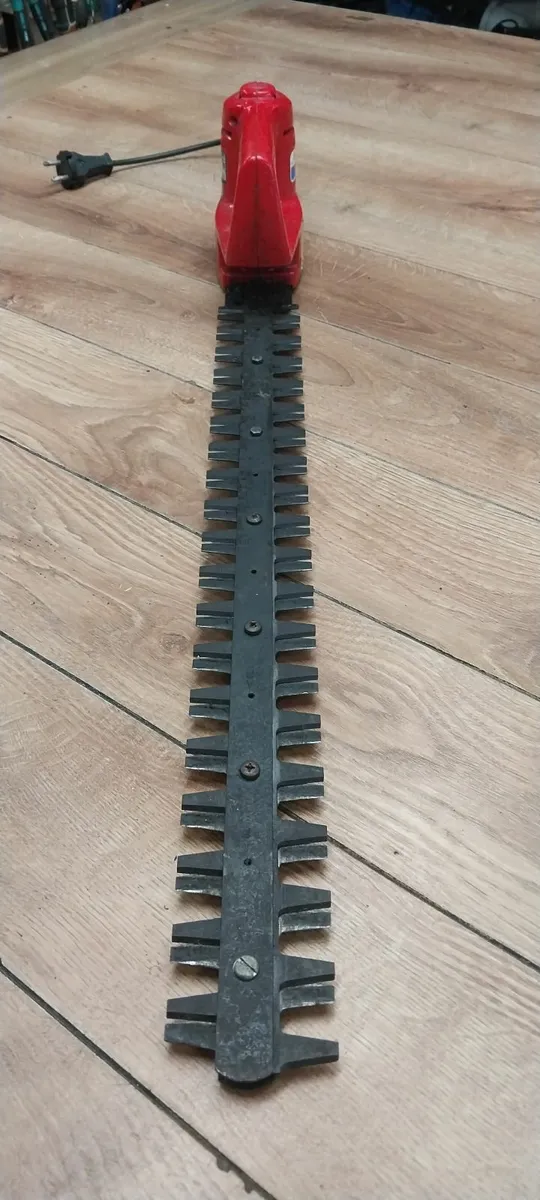 Electric hedge trimmer - Image 1