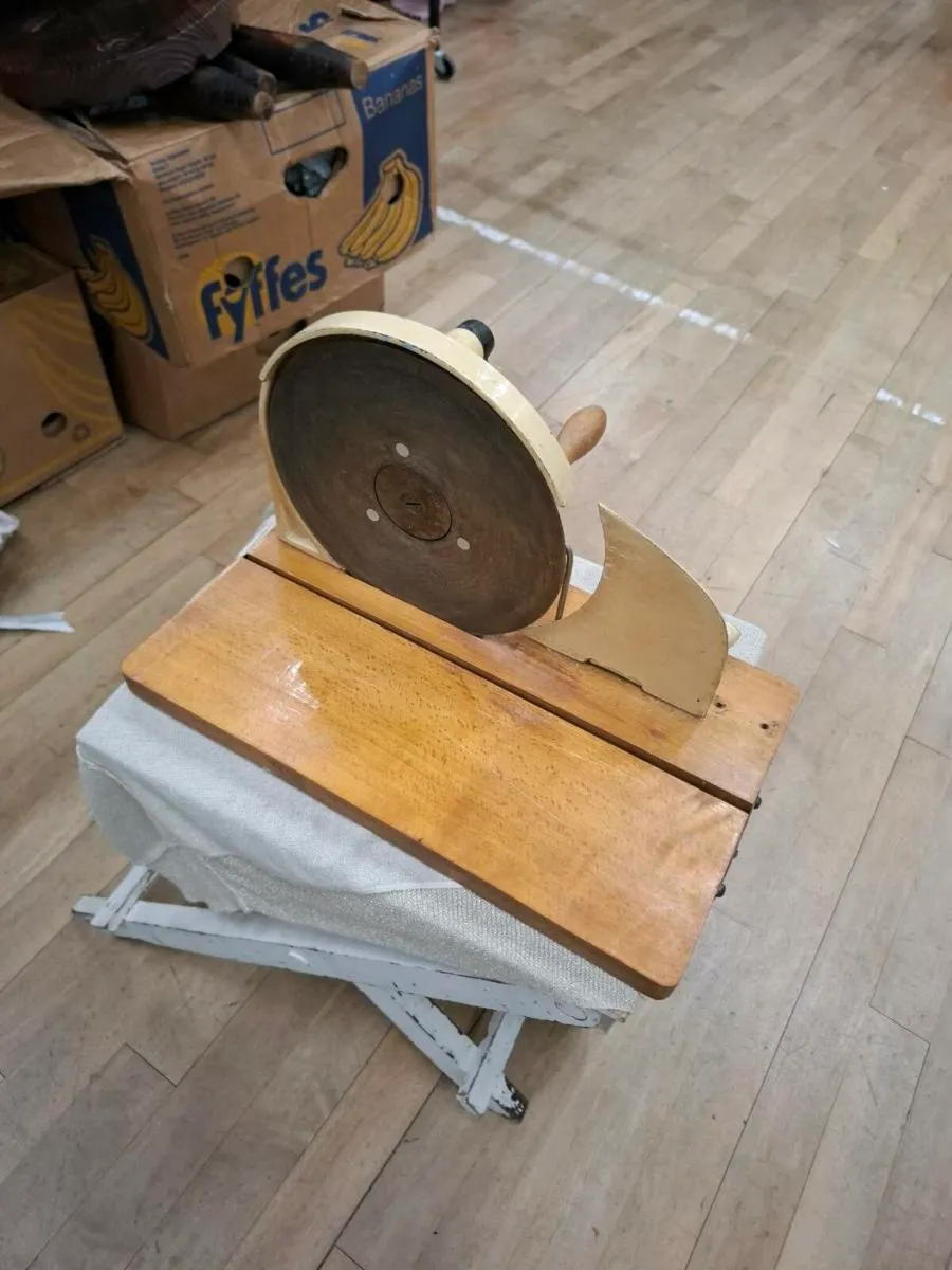 Bread slicing machine possible to post