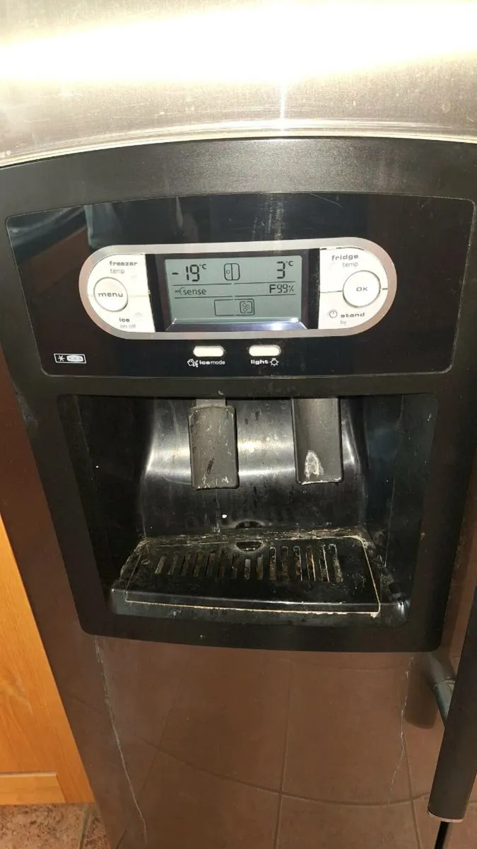 American fridge freezer with water dispenser. - Image 2