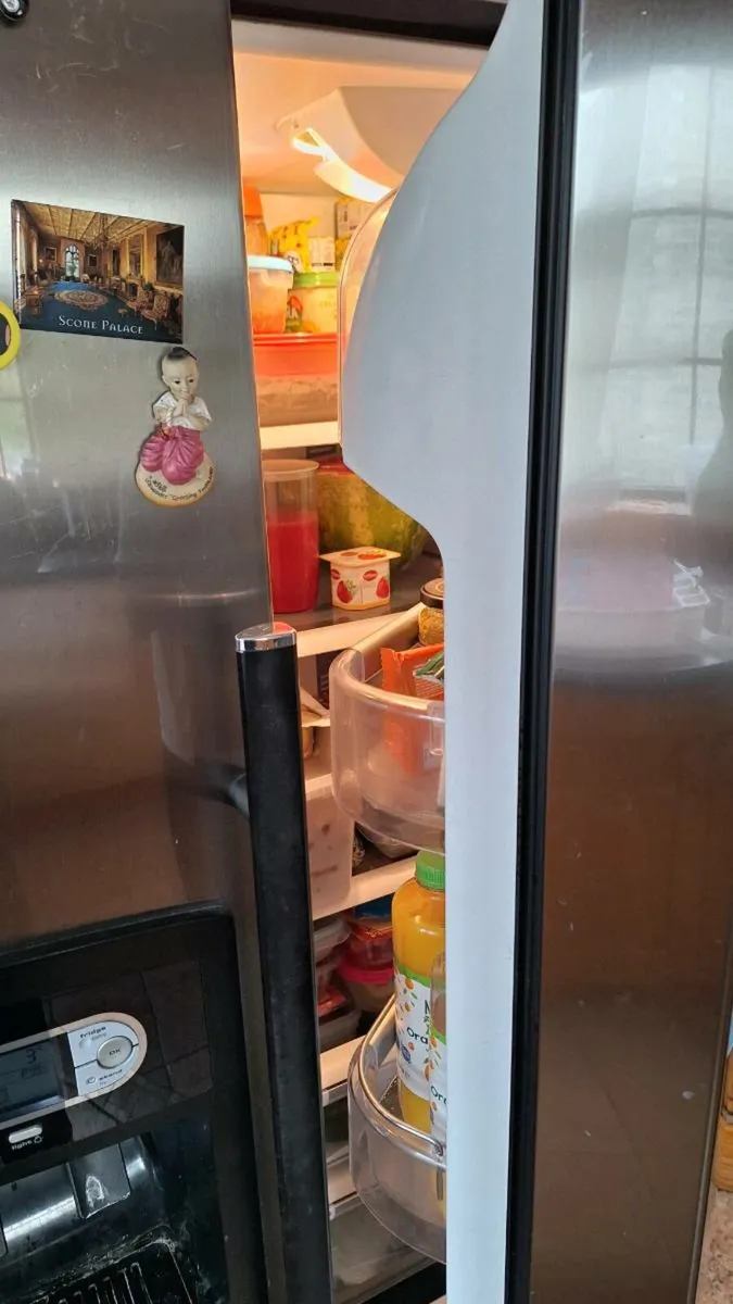 American fridge freezer with water dispenser. - Image 3