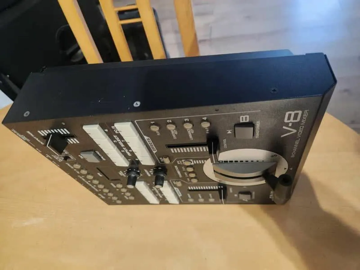 Roland Edirol V-8 chanel video mixer - Image 2