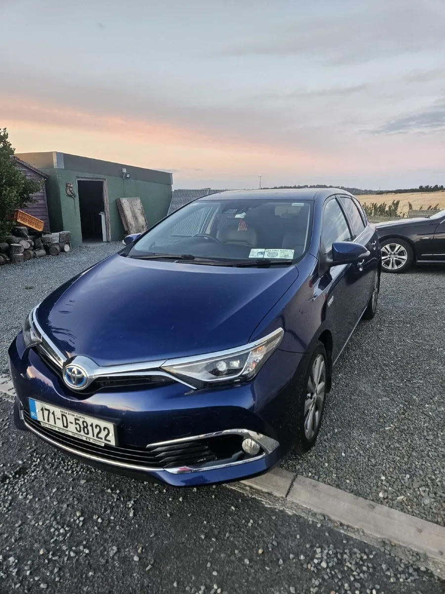 2017 Toyota Auris Hybrid Auto • NCT 06/27 - Image 1