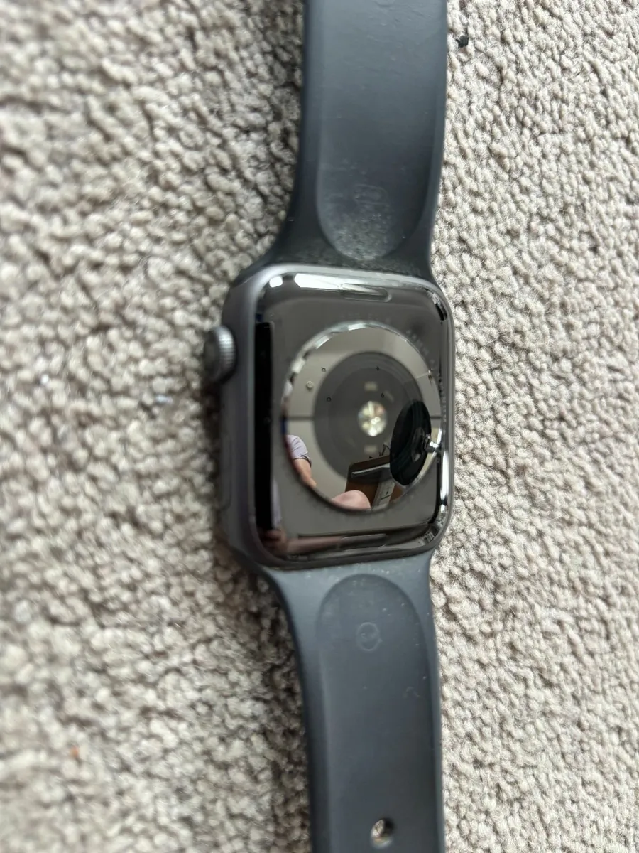Apple Watch 4 - Image 2