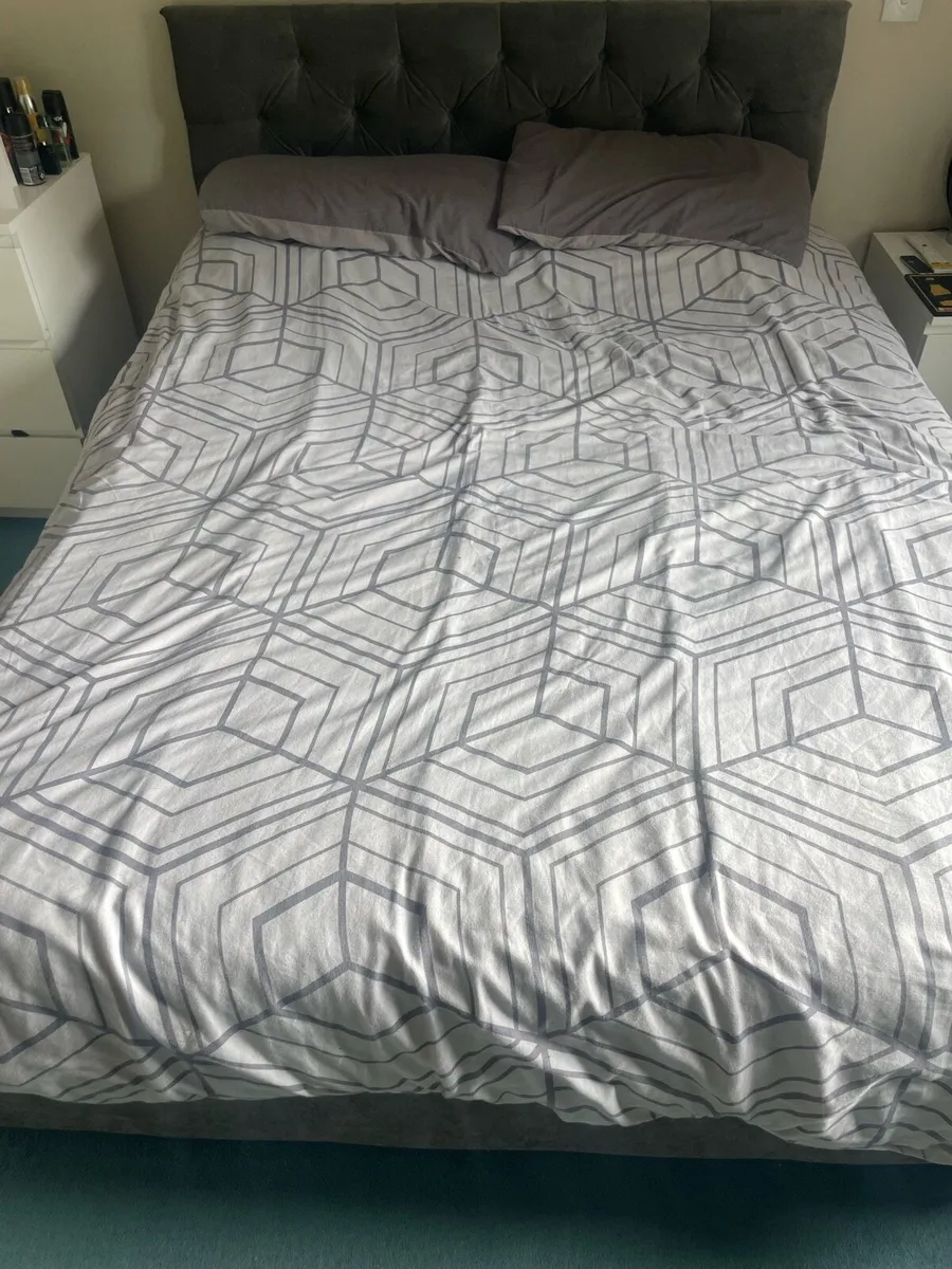 Bed - Image 1
