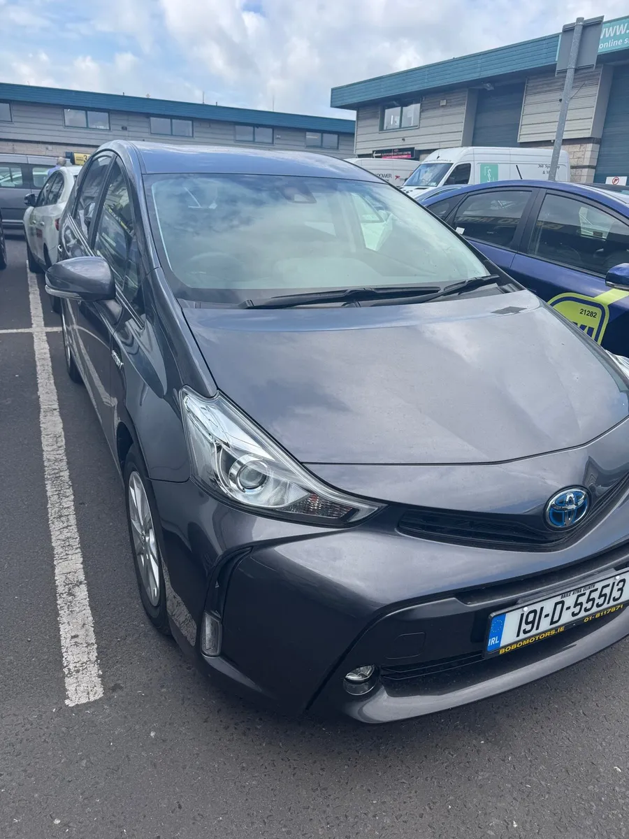 Prius alpha - Image 2