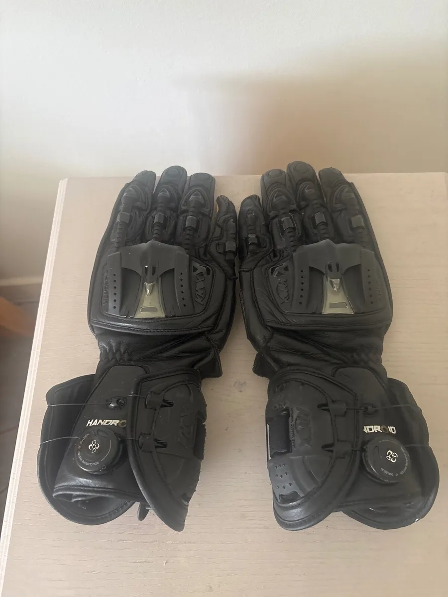Motorcycle jacket and gloves - Image 4