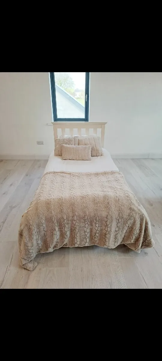 Bed - Image 1