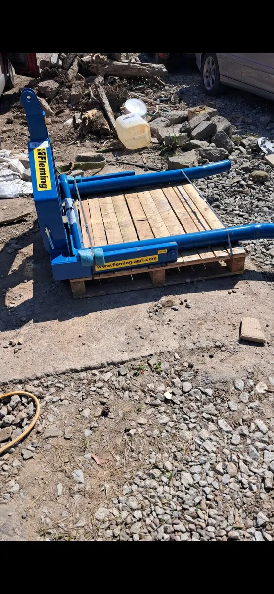 Flemming bale handler