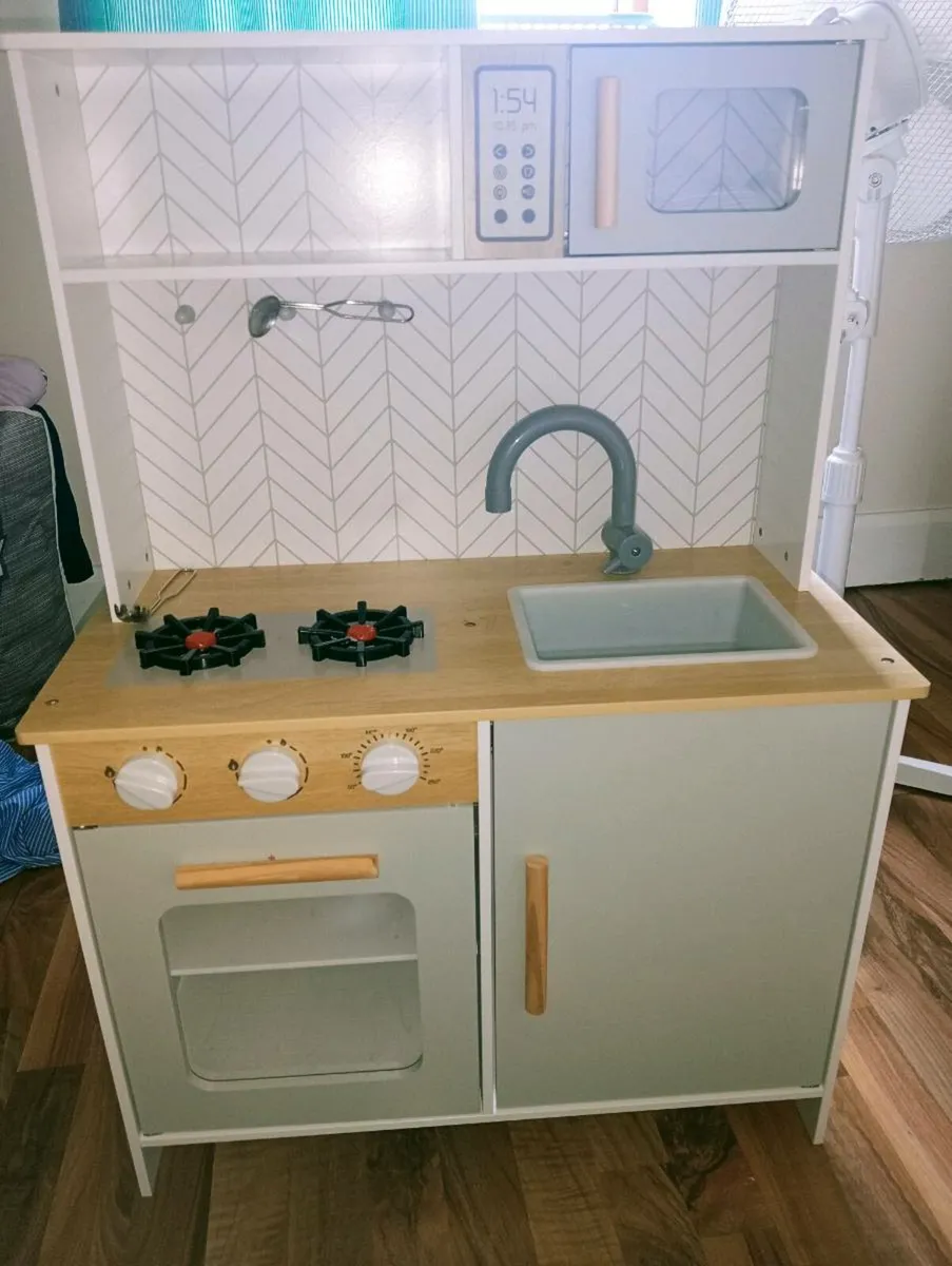 Toy kitchen