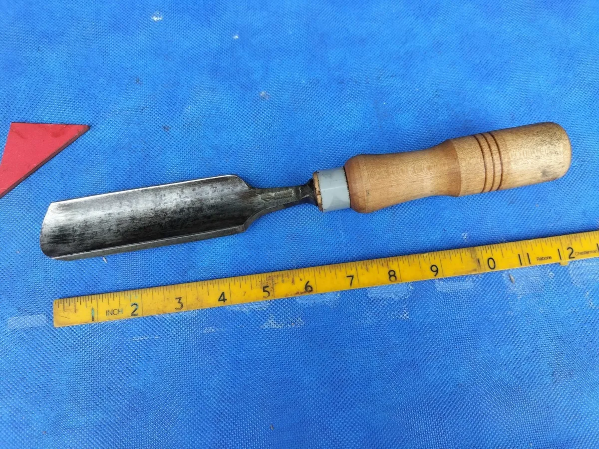 1.1/2" Carvers Chisel by Hildick - Image 1
