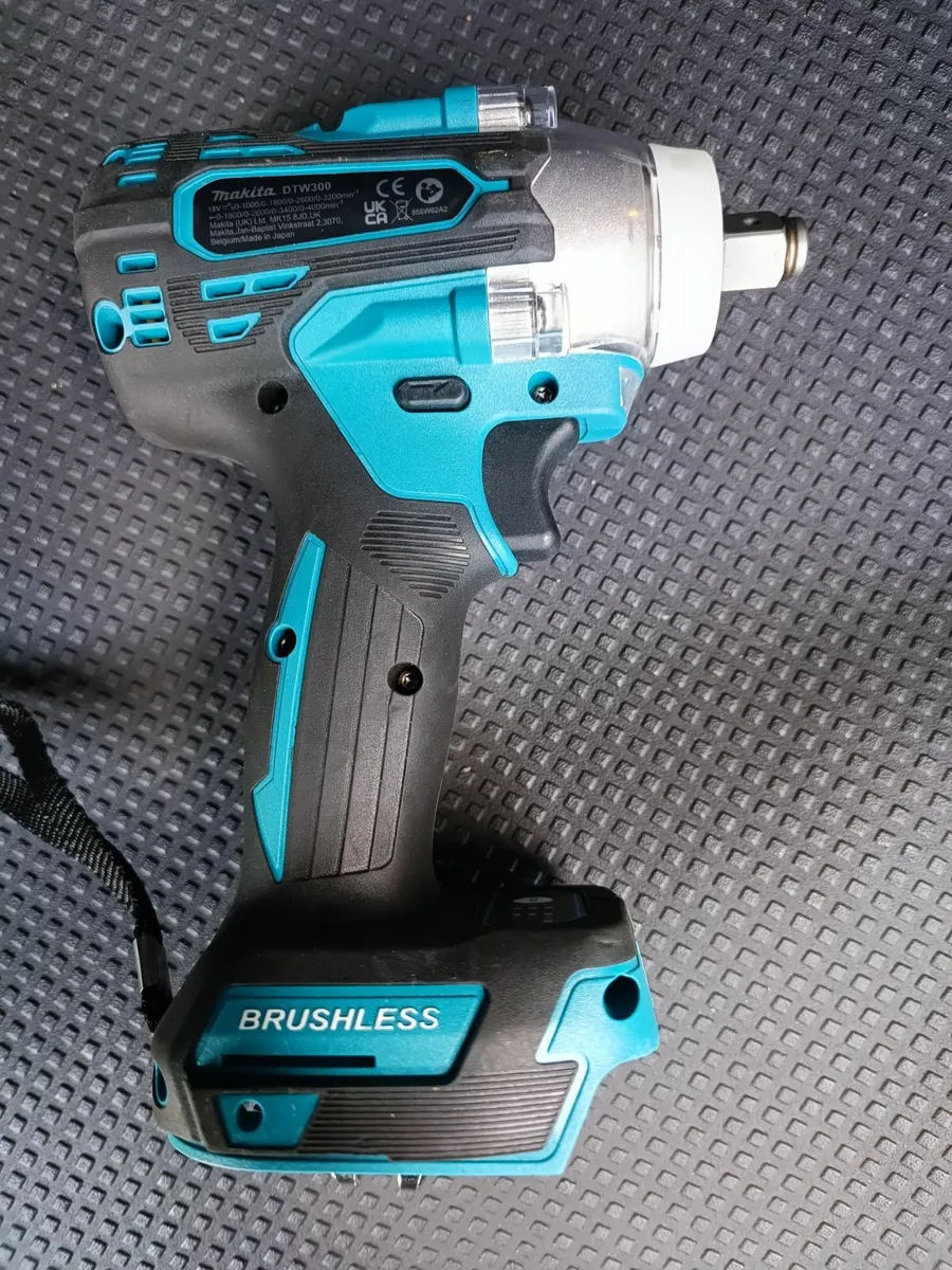 NEW Makita DTW 300 impact wrench - Image 4
