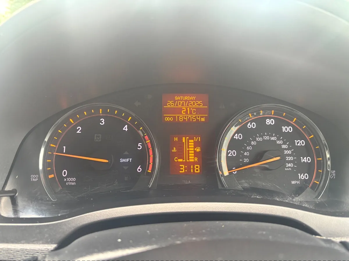 Toyota Avensis 2011 - Image 2
