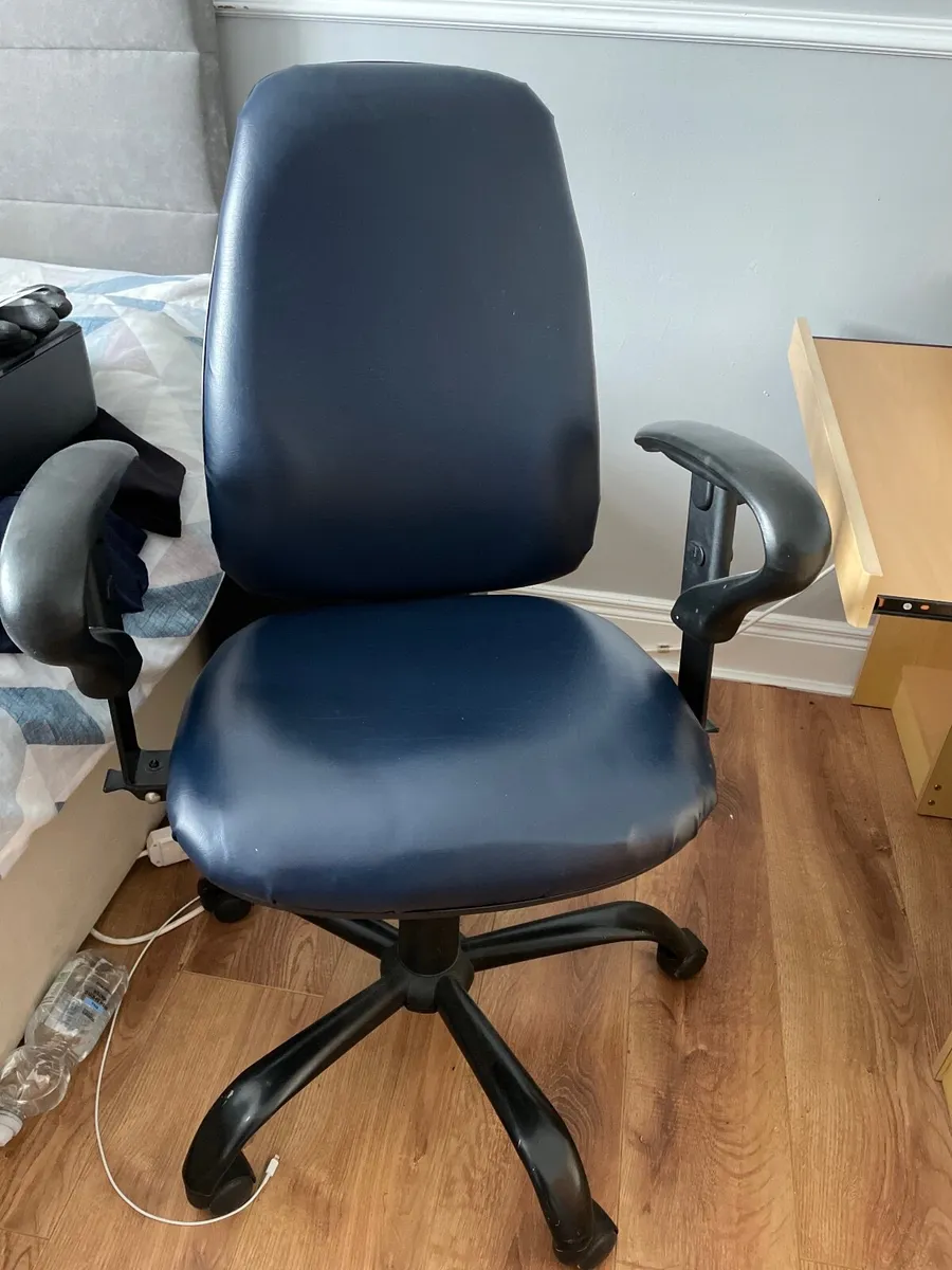Office desk and chair - Image 3