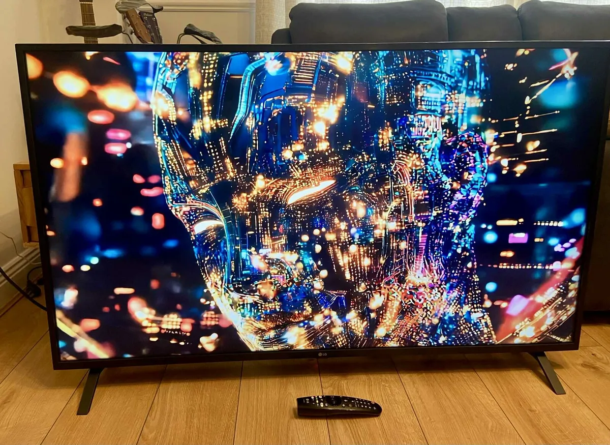 LG 55" 4K ULTRA HD SMART TV. LIKE NEW - Image 2