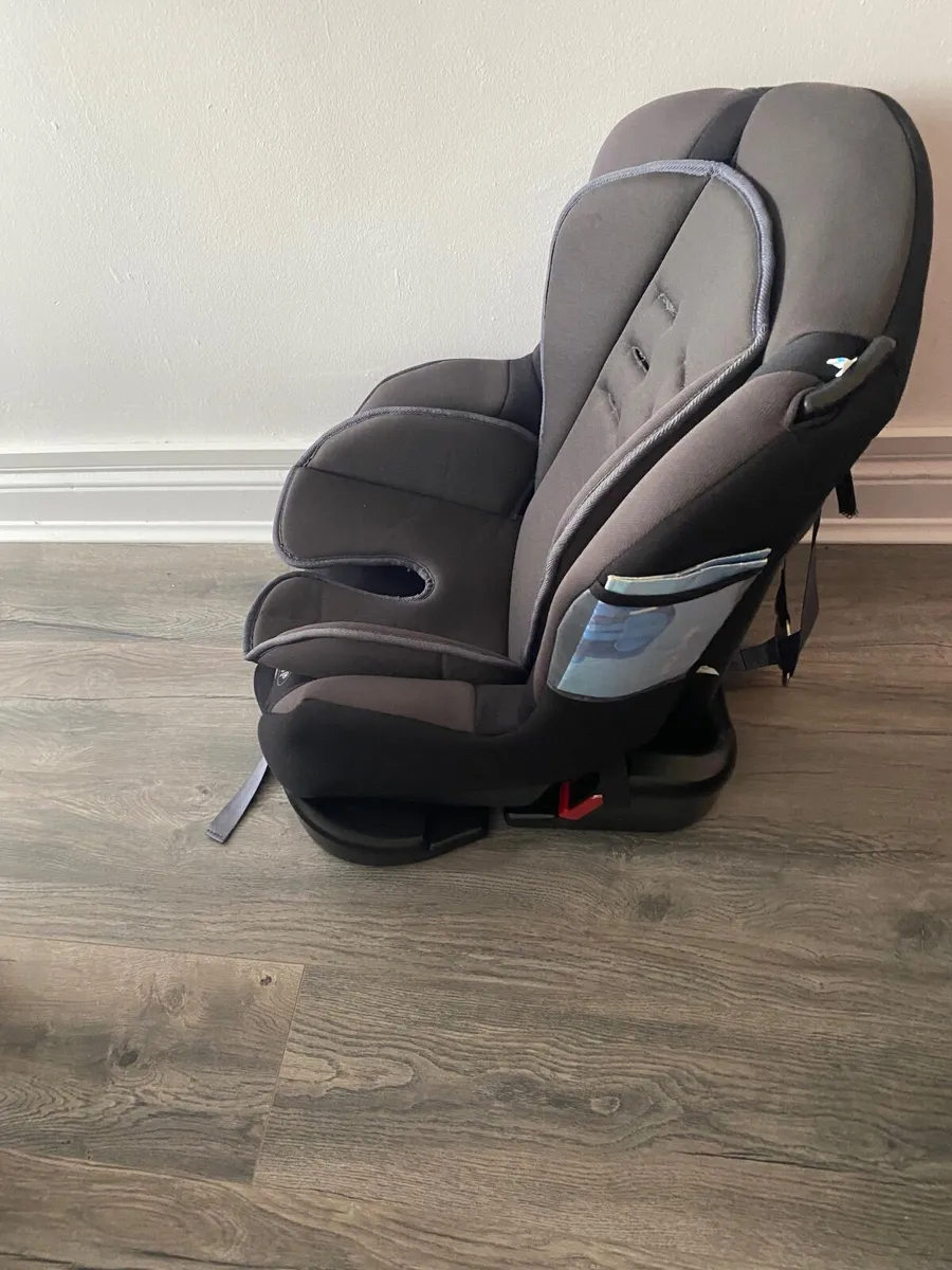 Car seat x2 and chair booster seat - Image 1