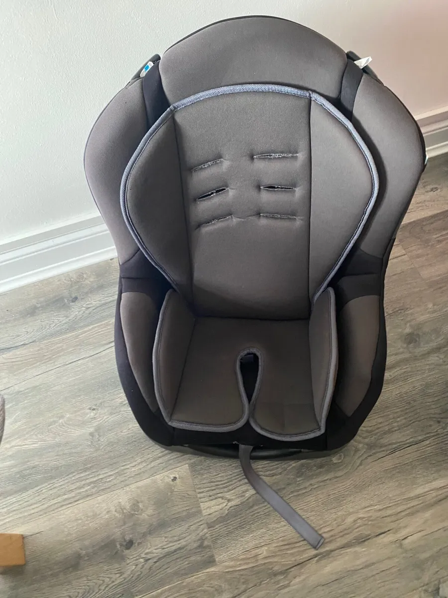 Car seat x2 and chair booster seat - Image 4