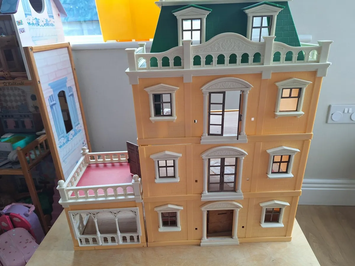 Sylvannian family house and figures - Image 1