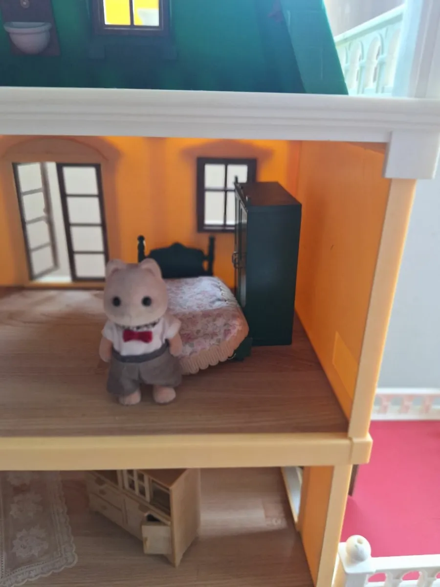 Sylvannian family house and figures - Image 4