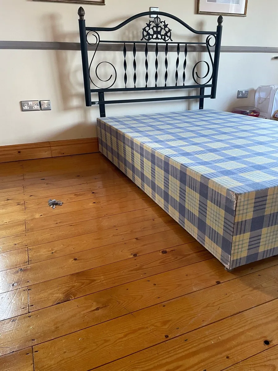 Bed base and headboard - Image 1