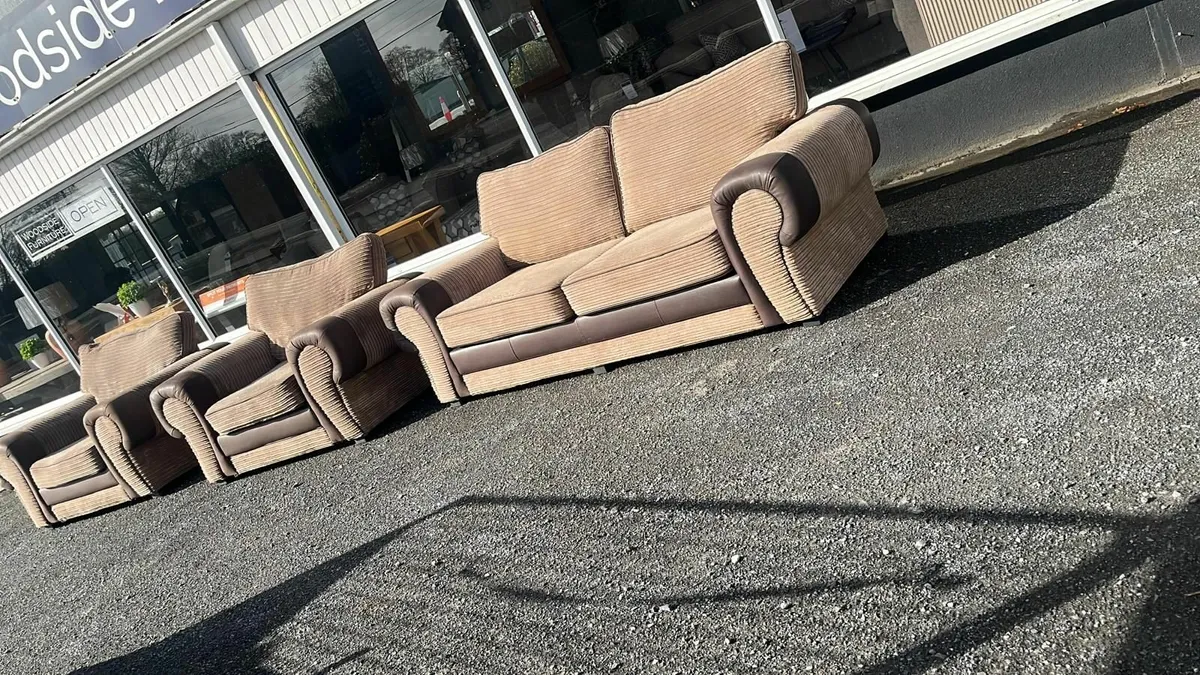 Couch and 2 chairs - Image 4