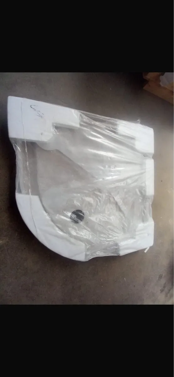 900x900 quadrant shower tray with full screen. - Image 1