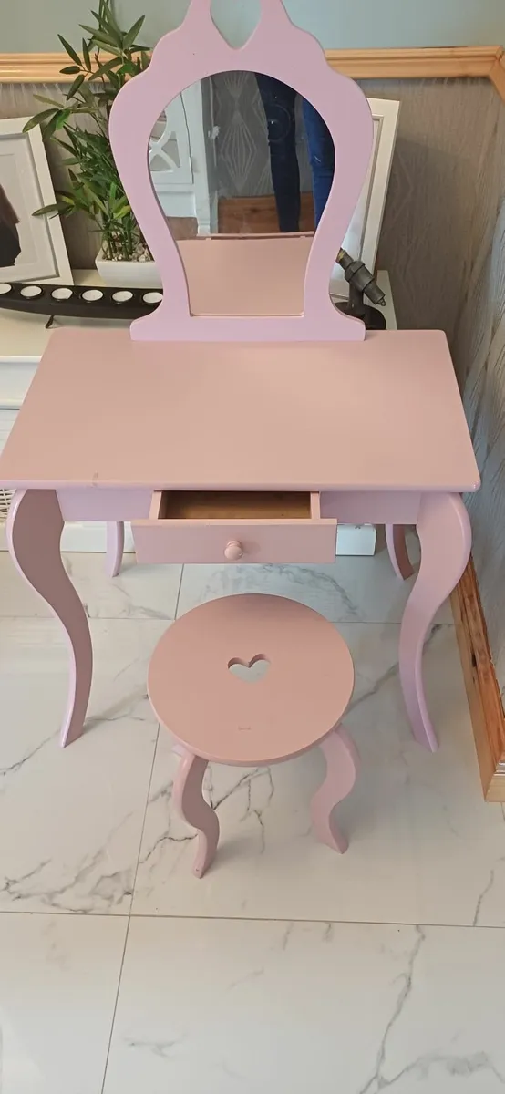 Girls dresser and stool - Image 1