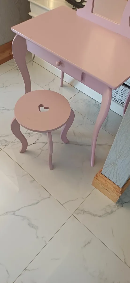 Girls dresser and stool - Image 3