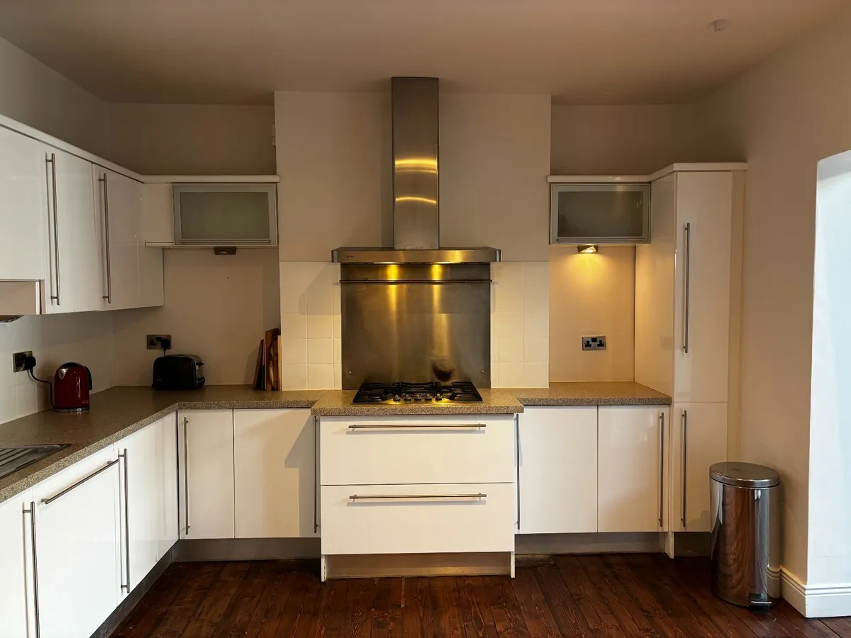 kitchen cabinets/oven, gas hob, cooker hood - Image 1