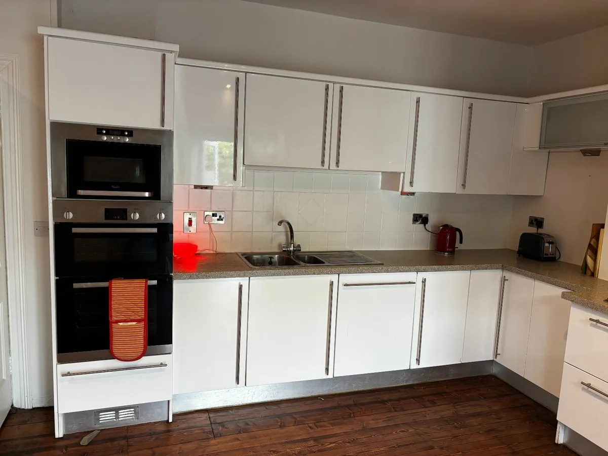 kitchen cabinets/oven, gas hob, cooker hood - Image 2