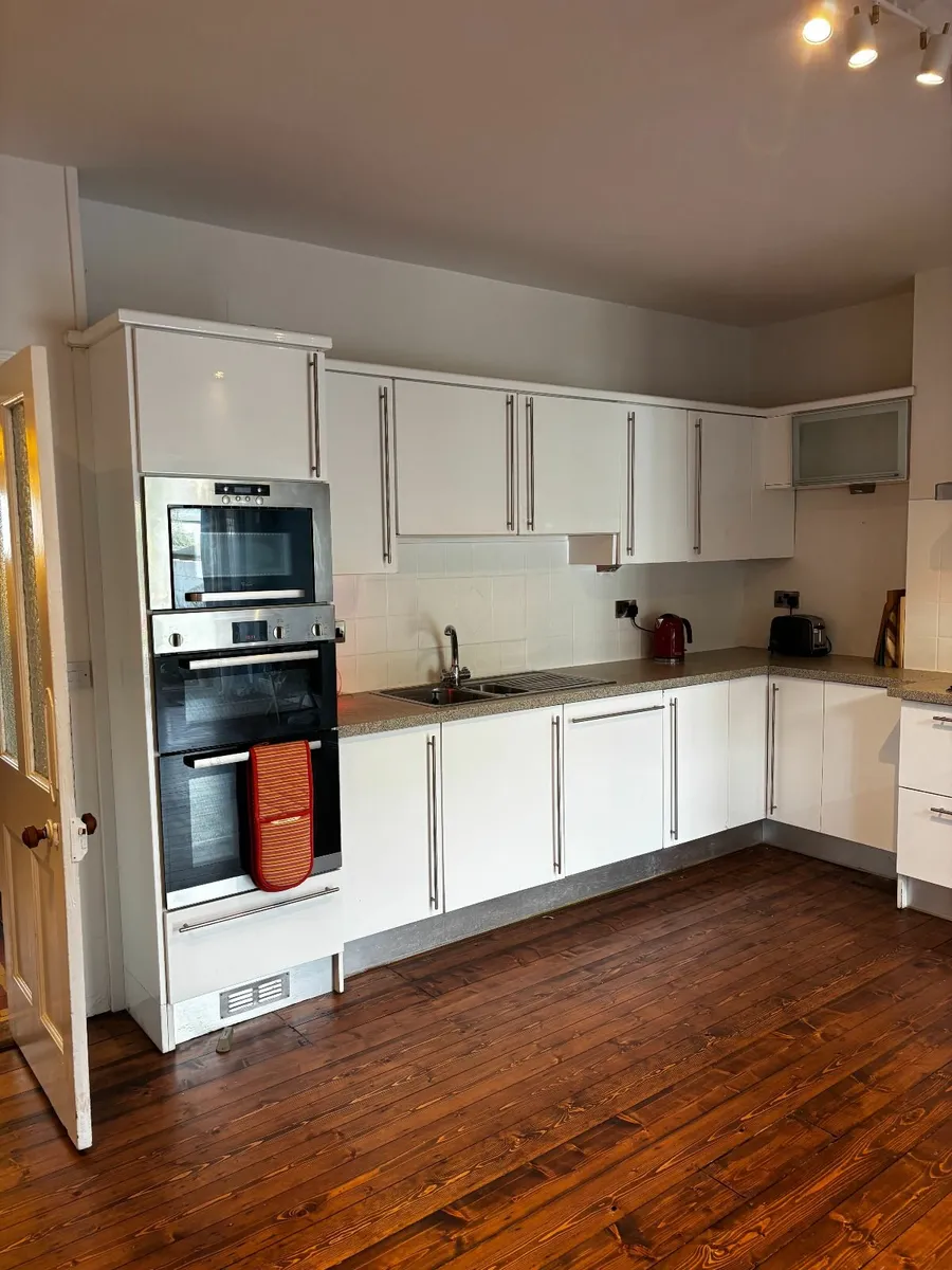 kitchen cabinets/oven, gas hob, cooker hood - Image 3