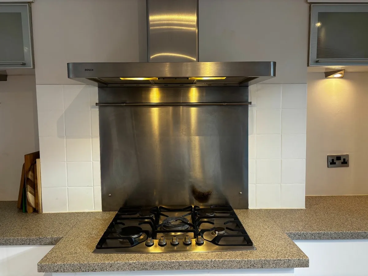 kitchen cabinets/oven, gas hob, cooker hood - Image 4