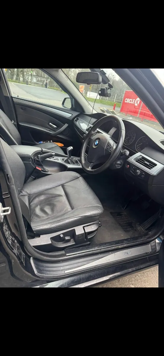 BMW 5-Series 2010 - Image 2