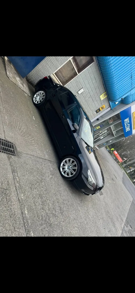 BMW 5-Series 2010 - Image 1