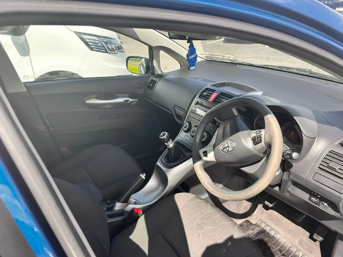 Toyota Auris 2010 - Image 4