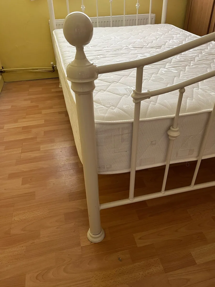 Double Bed and Mattress. Like New. Metal Frame.6x4 - Image 2