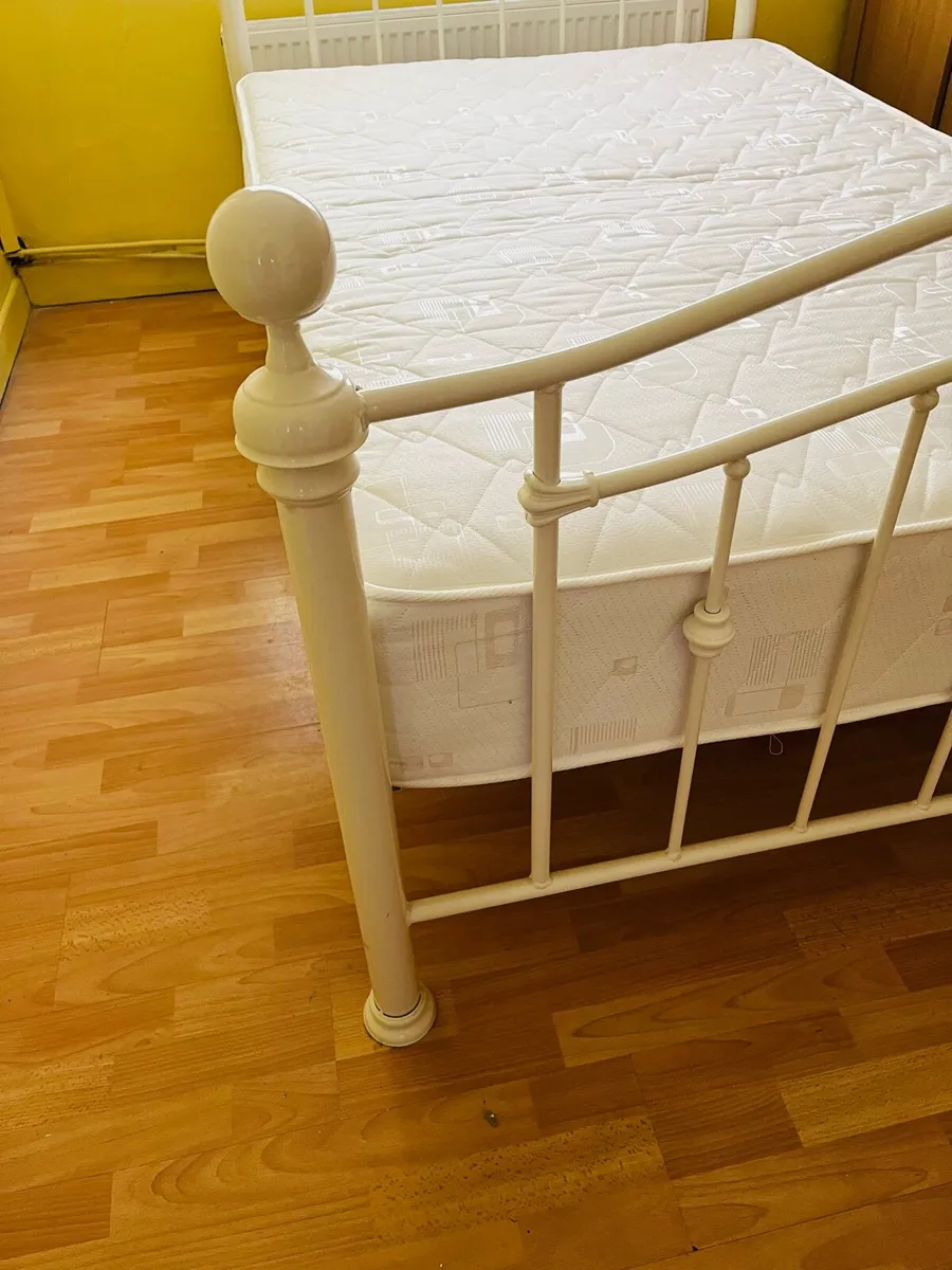 Double Bed and Mattress. Like New. Metal Frame.6x4 - Image 3