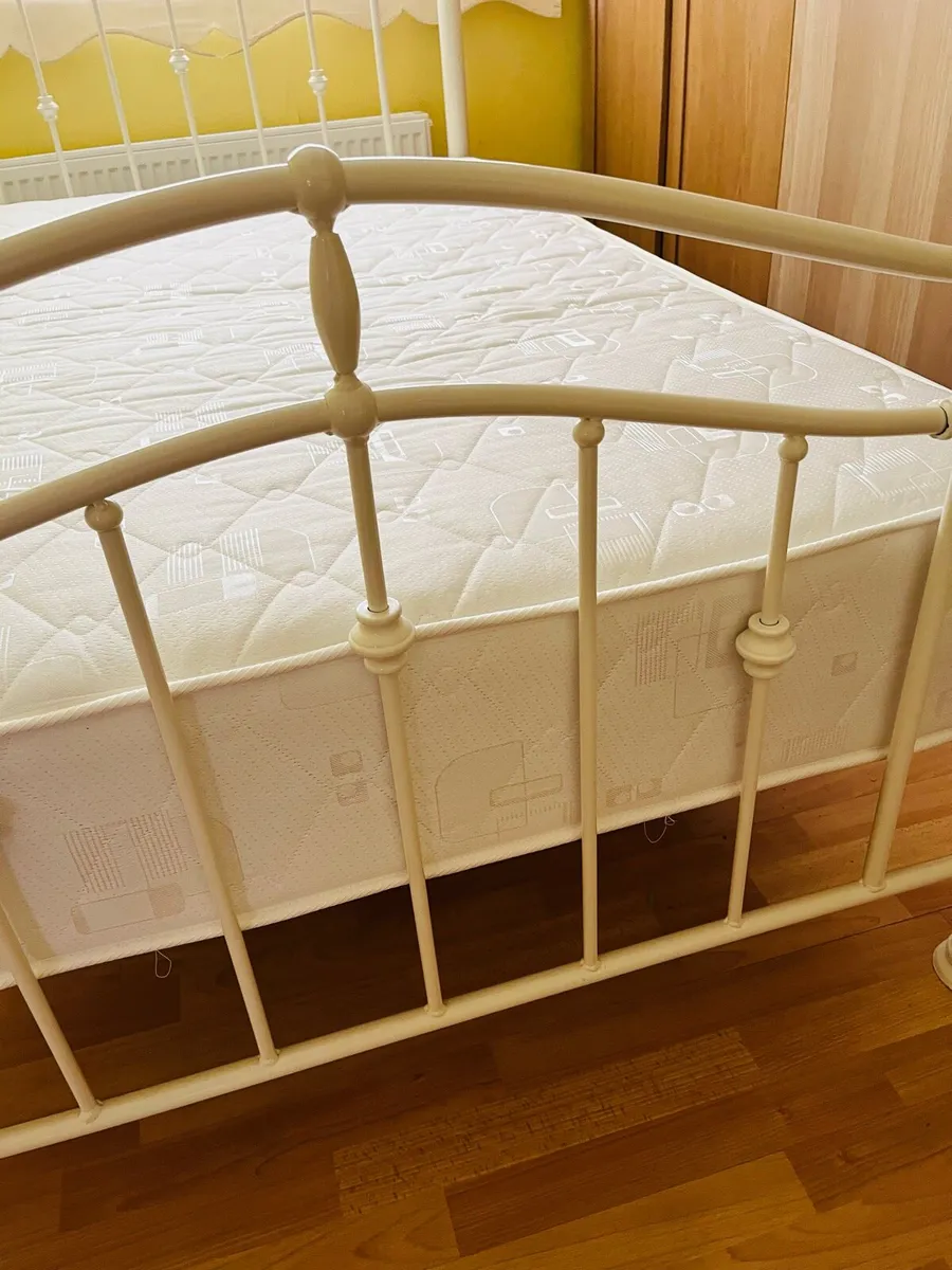 Double Bed and Mattress. Like New. Metal Frame.6x4 - Image 4