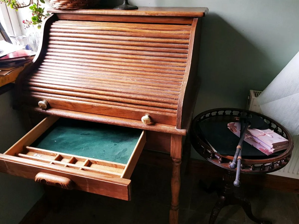 Solid wood rolltop oak bureau - Image 1